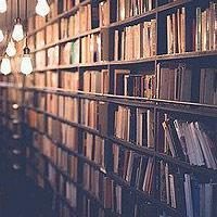 Regały z książkami w bibliotece